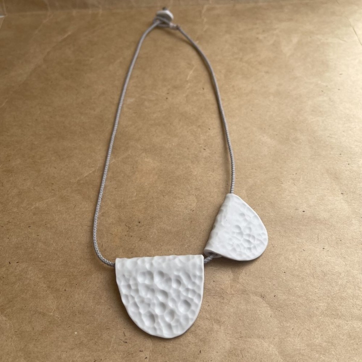 AMANI NECKLACE LIGHT GREY